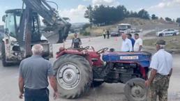 Tavşanlı'da otomobil ile traktör çarpıştı 3 kişi yaralandı