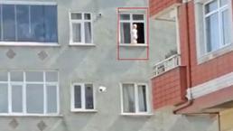 3’üncü katın evin penceresinde yürüyen bebek yürekleri ağza getirdi