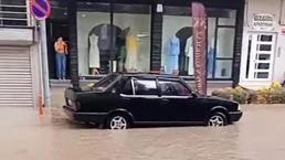 Tavşanlı'da yarım saat süren sağanak hayatı olumsuz etkiledi