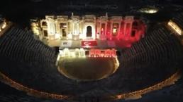Hierapolis ve Pamukkale, 15 Temmuz'un 10'uncu yılında kırmızı-beyaz renklerle aydınlatıldı