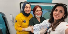 Şırnak'ta hastaneye sevk edilen hamile kadın ambulansta doğum yaptı