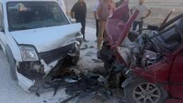 İki araç kafa kafaya çarpıştı 1'i ağır 3 kişi yaralandı