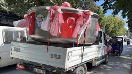 100 bin 60 adet baklalı dolmanın pişirileceği dev kazan iş makinesiyle taşındı