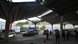 Pazar yerinin çatısından düşen boya işçisi, ağır yaralandı