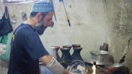 Gaziantep’te 80 derece sıcakta kalay ustalarının zorlu mesaisi
