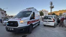 Hafif ticari araç ile motosiklet çarpıştı: 1'i ağır 2 yaralı