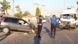 Karşı şeride geçen otomobil ile minibüs çarpıştı