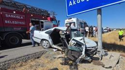 Yoldan çıkan otomobil levha direğine çarptı 3 kişi yaralandı