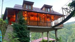 Rize'de konut yapacak düz arazi bulamayınca yol üstüne villa yaptı