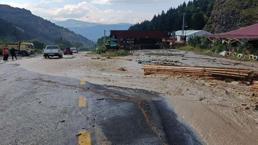 Artvin'de sağanak hayatı felç etti! Cadde ve sokaklar su altında kaldı
