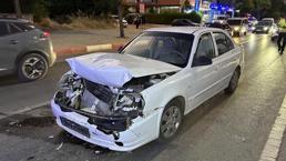 Kırmızı ışıkta bekleyen otomobile bir başka otomobil çarptı