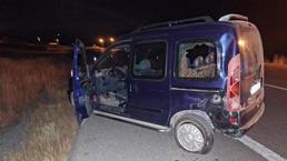 Motosiklet hafif ticari araca arkadan çarptı