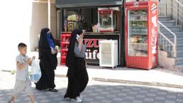 Türkiye'nin en sıcak ilçelerinden Cizre'de termometreler 55 dereceyi buldu! Fırın ustaları 80 derecede ekmek üretiyor