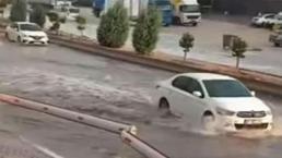Fırtına etkili oldu sağanak yağış cadde ve sokakları göle çevirdi