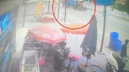Traktörden ayrılan römork 2 kişiye çarptı; kaza anı kamerada