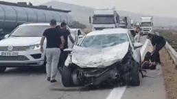 Kontrolden çıkan otomobil önündeki tıra ve bariyerlere çarptı