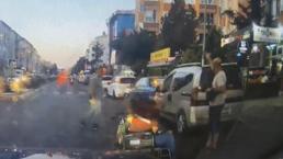 Tekerlekli sandalyedeki vatandaşın ayağına çarpan motosikletli yoluna devam etti