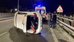 İki otomobilin çarpıştığı kazada otomobillerden biri yan yattı