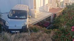 Kontrolden çıkan otomobil yazlık evin verandasına düştü