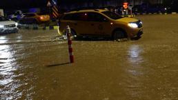 Trabzon'da sağanak nedeniyle cadde ve sokaklar göle döndü