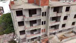 Bursa'da 30 yıldır tamamlanmayı bekleyen bina mahalleliyi tedirgin ediyor
