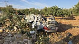 Motosikletle çarpışan otomobil fıstık tarlasına uçtu 1 kişi hayatını kaybetti