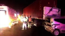 TIR, kamyonet, çekici ve iki otomobilin karıştığı zincirleme kazada 4 kişi yaralandı