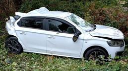 Kamyonet yol kenarından duran otomobile ve abi kardeşe çarptı