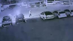 Elinde benzin bidonuyla gelip oto galerideki 6 aracı ateşe verdi