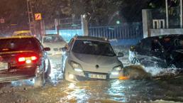 Sağanak yağış ve fırtına İstanbul'da hayatı olumsuz etkiledi! Okullar tatil edildi