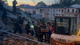 Zonguldak'ta 3 katlı bina çöktü! 1 kişi kurtarıldı, enkaz altındaki kişiyi kurtarma çalışmaları sürüyor