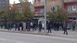 Sürücüsü kalp krizi geçiren öğrenci servisi binaya çarptı