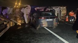 Kontrolden çıkarak karşı şeride geçen TIR otomobile çarptı 1 ölü 2 yaralı