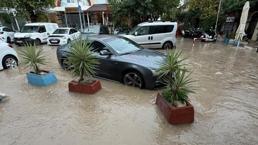Çeşme’de şiddetli yağış hayatı felç etti! Cadde ve sokaklar su altında kaldı