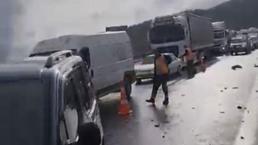 Çok sayıda aracın karıştığı zincirleme trafik kazasında 8 kişi yaralandı