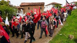 Anadolu köyünde Cumhuriyet'in 103. yıl coşkusu: Yaşlısı genci bayraklarla yürüdü, halaylar çekti