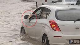 Otomobiline dolan suyu bardakla tahliye etmeye çalıştığı anlar kameraya böyle yansıdı