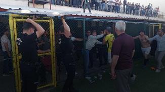 Şampiyonluk maçı savaş alanına döndü: 5 kırmızı kart ve saha dışı kavga!