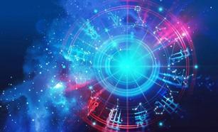 Kova burcu kadını hoşlandığını nasıl belli eder? Kova burcu kadını aşık olursa ne yapar?