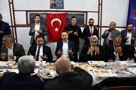 Bakan Bayraktar, depremzede vatandaşlarla iftar yaptı