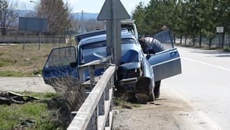 Köprü korkuluklarına çarpan otomobilin sürücüsü yaralandı