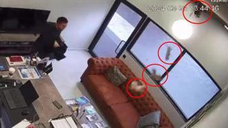 Ofisin tavanındaki lamba boşluğundan düşen yavru kedileri ceketiyle tutmaya çalıştı