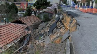 Maltepe’de gecekonduların üzerine yol çöktü (havadan görüntüyle)