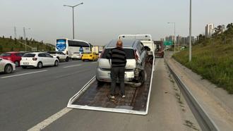 Eyüpsultan'da motosiklet otomobile çarptı: 1 ölü