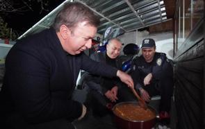 Vali Aydoğdu, polislere sahurda menemen yaptı