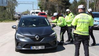 Edirne polisinden trafik denetiminde bayram şekeri ikramı