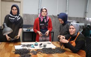 Oltu taşı, kadın ustaların ellerinde tespih, takı ve süs eşyasına dönüşüyor / FOTOĞRAFLAR