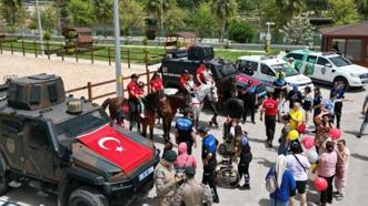 Adana'da engelli çocuklar polis araçlarına ve ata bindi