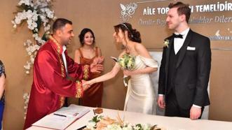 Adana'da yeni başkan ilk nikahı yabancı damada kıydı