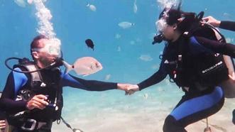 Su altında sürpriz evlilik teklifi yaptı!
